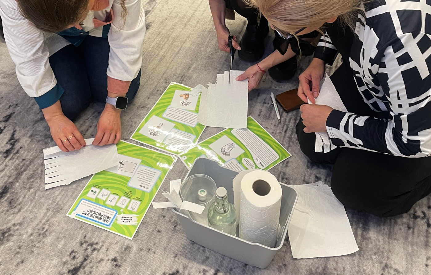 Lasteaiaõpetajad teevad praktilist katset.