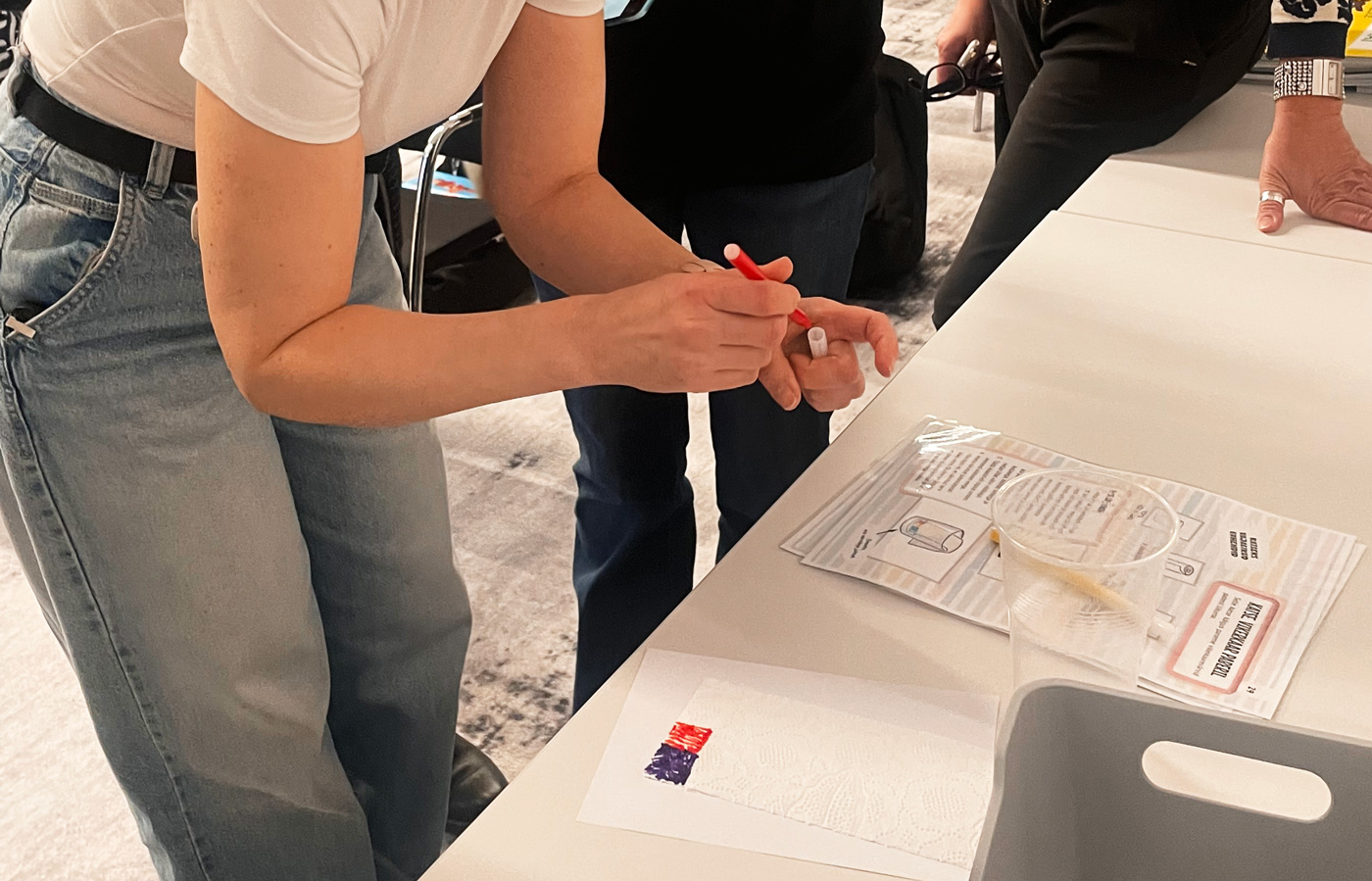 Lasteaiaõpetajad teevad praktilist tööd.