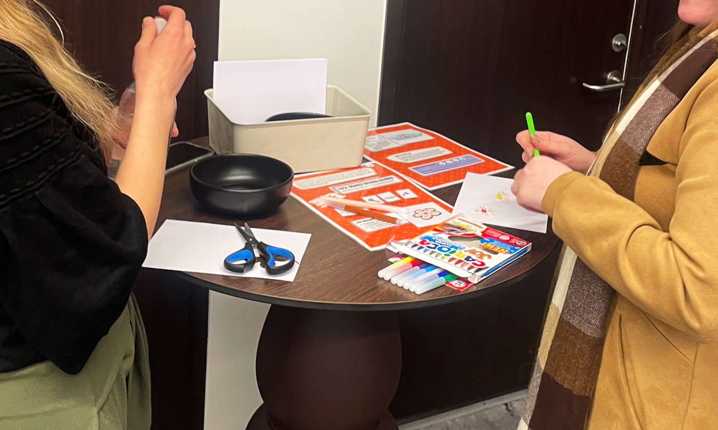 Lasteaiaõpetajad teevad praktilist ülesannet.