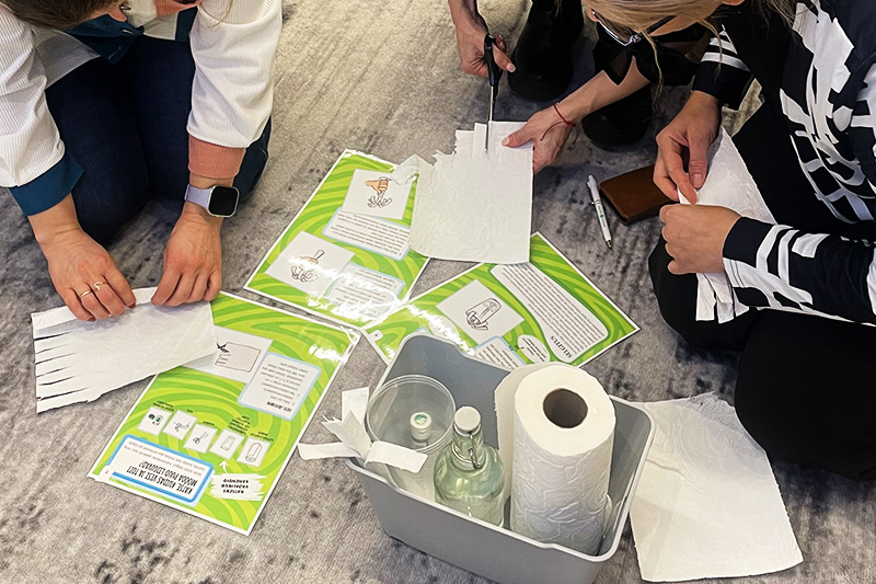 Lasteaiaõpetajad viivad läbi praktilist loodusteemalist katset.